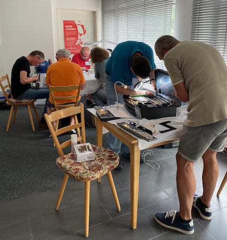 Reparaturcafe, Reparierer bei der Arbeit