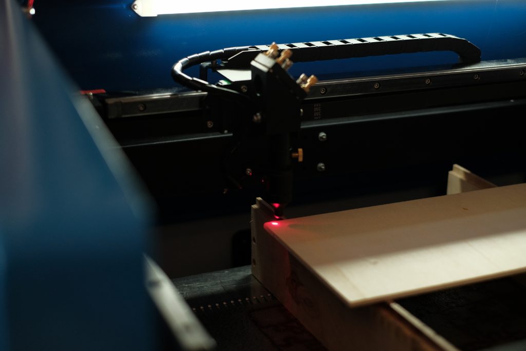 CO2-Lasercutter beim Einrichten des Werkstücks