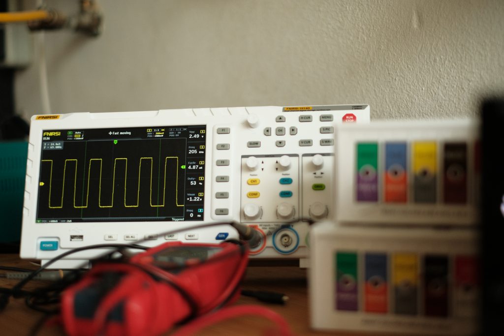 Elektronikplatz mit Multimeter und Oszilloskop