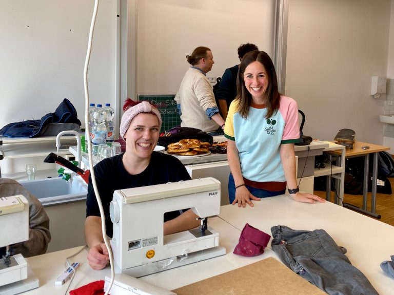 Lehrerin und Näherin bei den RepairKids an der Mittelschule Kirchseeon