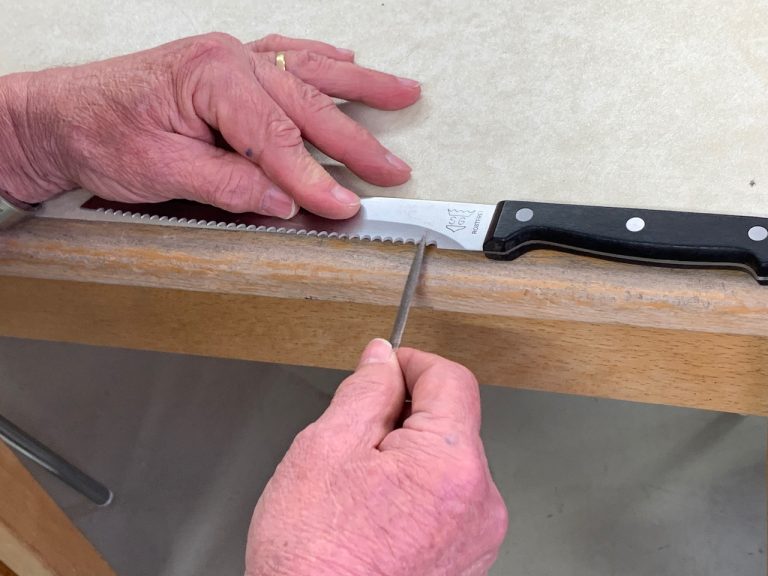 Schärfen eines Messers mit Wellenschliff