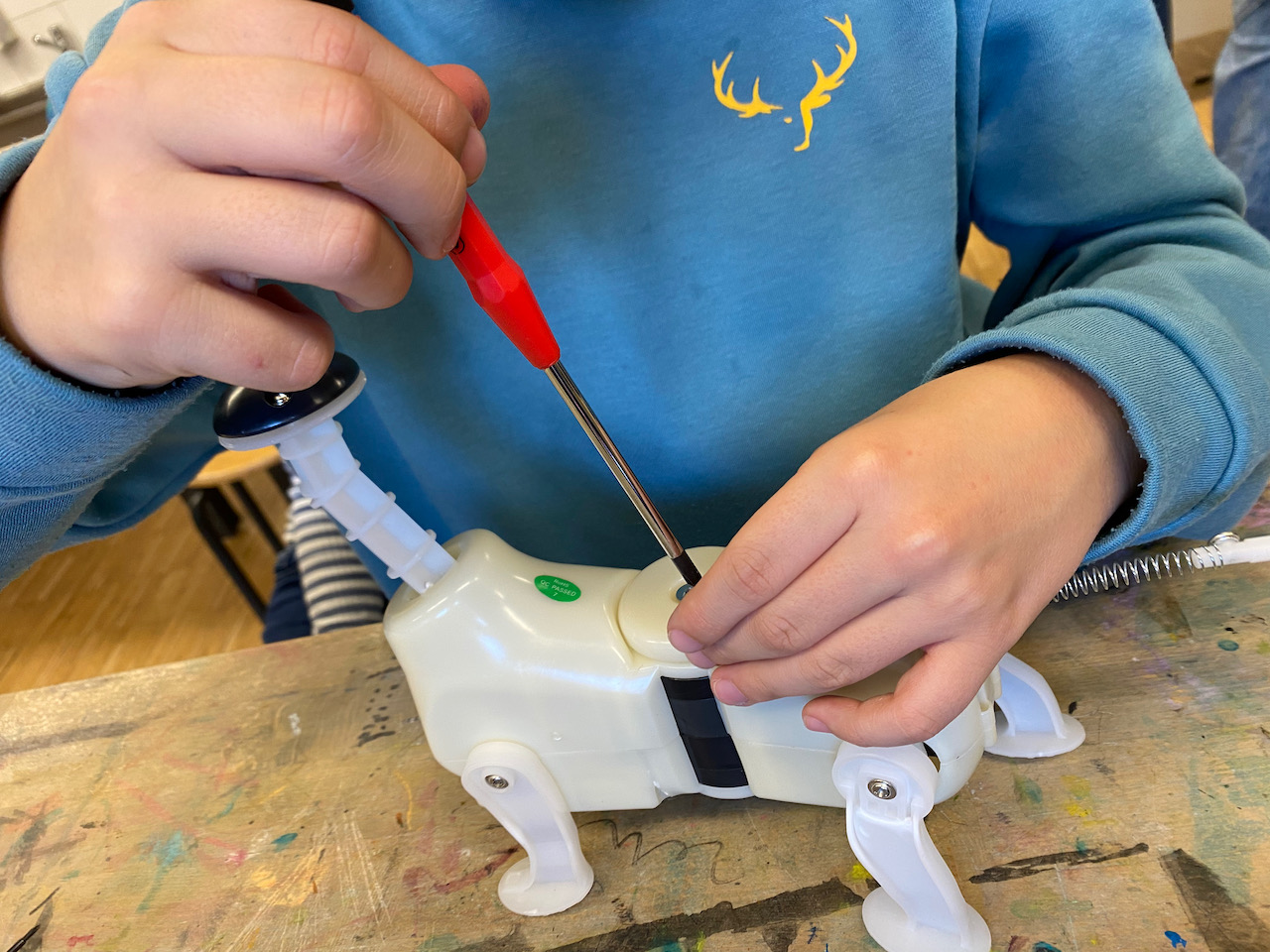 Schüler arbeitet an Spielzeughund