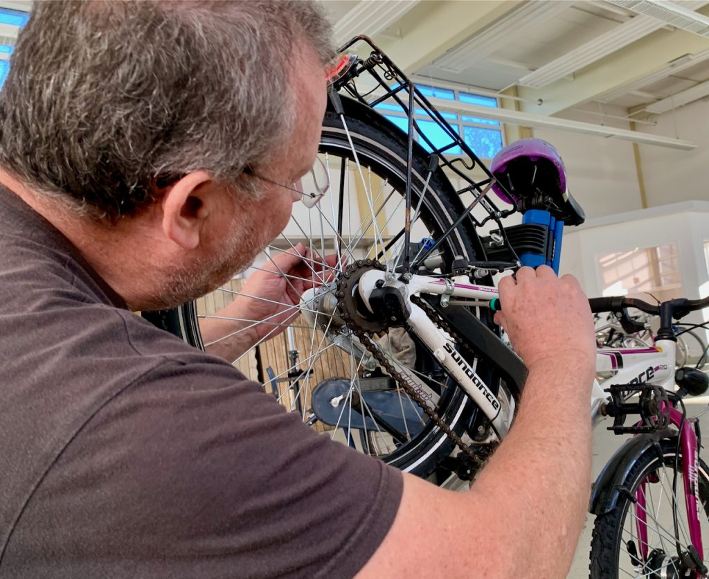 Reparatur des Hinterrads an einem Jugendrad