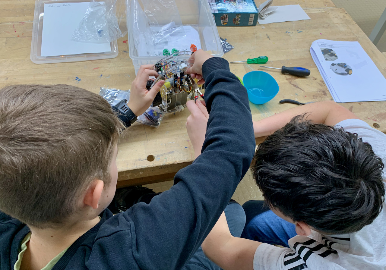 Schüler bei der Montage des Roboterautos
