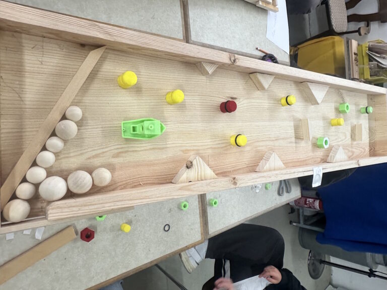 Eine Murmelbahn für den Kindergarten